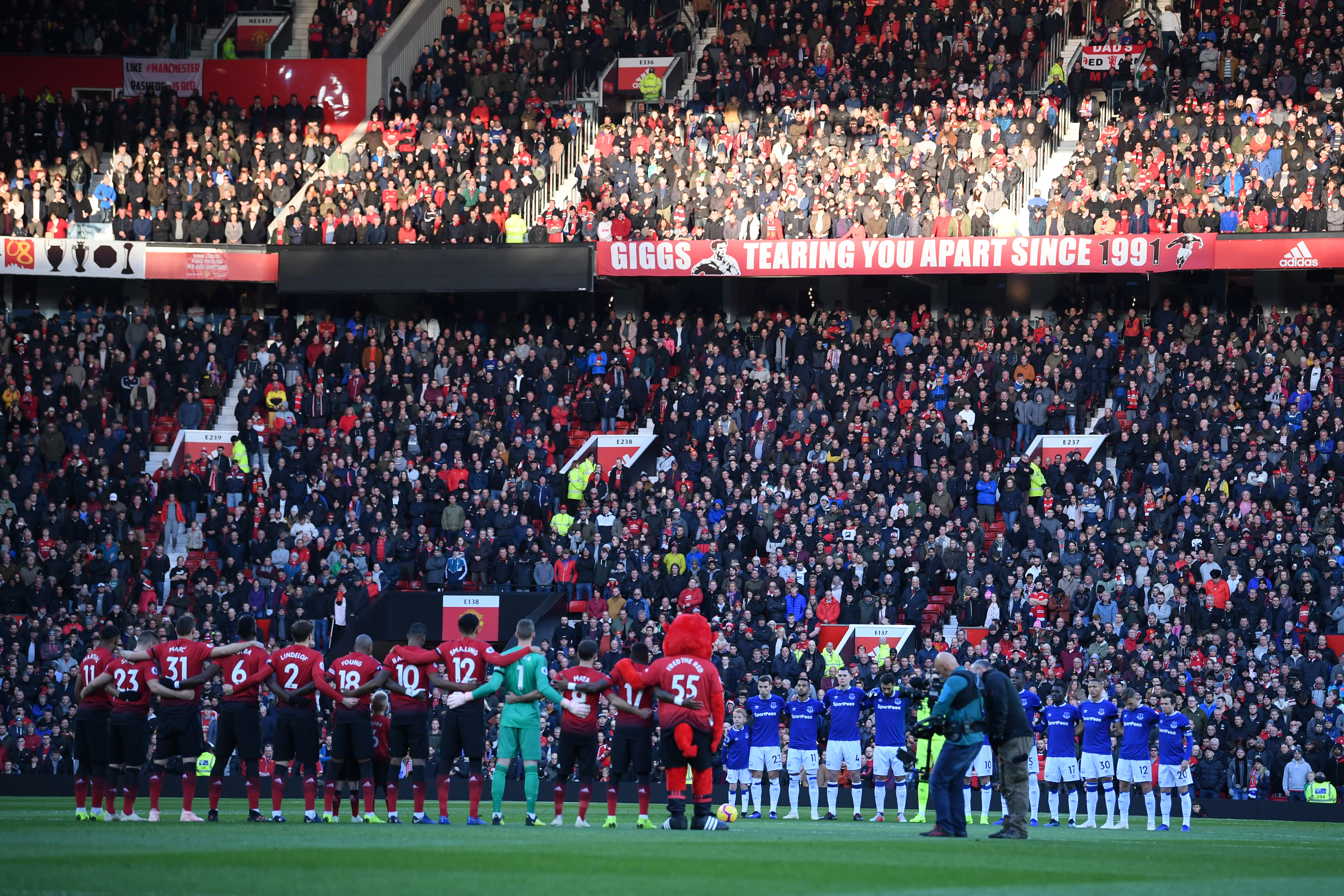 MANCHESTER, ENGLAND - OCTOBER 28: Players of Manchester United and Everton take part in a minute of silence prior to the Premier League match between Manchester United and Everton FC at Old Trafford on October 28, 2018 in Manchester, United Kingdom. (Photo by Laurence Griffiths/Getty Images)