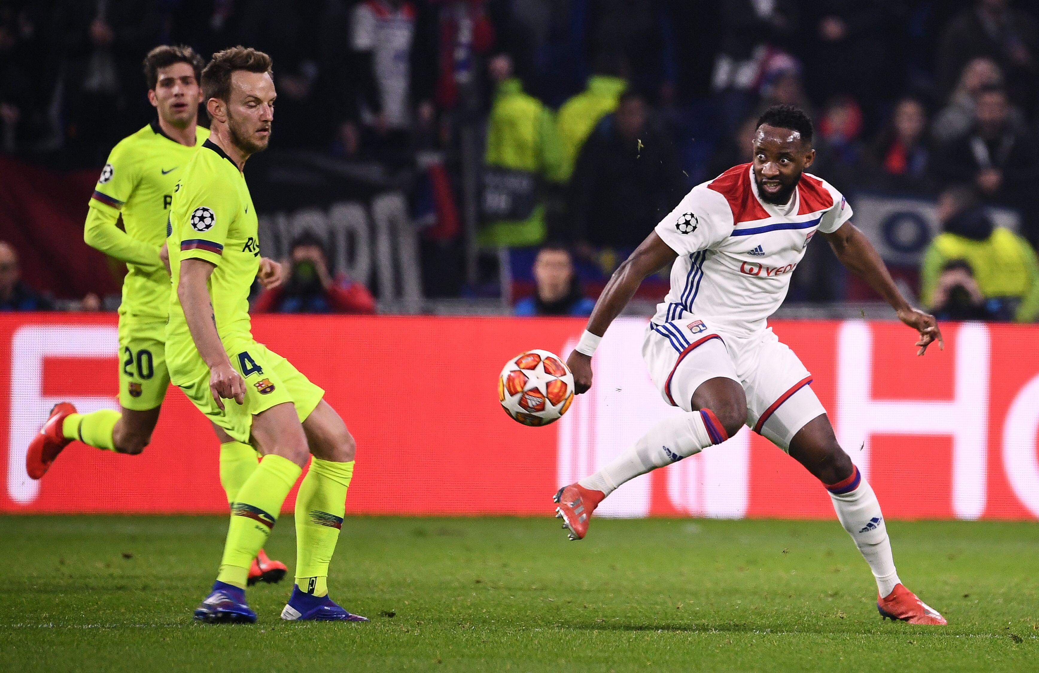 Lyon's French forward Moussa Dembele (R) controls the ball next to Barcelona's Croatian midfielder Ivan Rakitic during the UEFA Champions League round of 16 first leg football match between Lyon (OL) and FC Barcelona on February 19, 2019, at the Groupama Stadium in Decines-Charpieu, central-eastern France. (Photo by FRANCK FIFE / AFP) (Photo credit should read FRANCK FIFE/AFP/Getty Images)