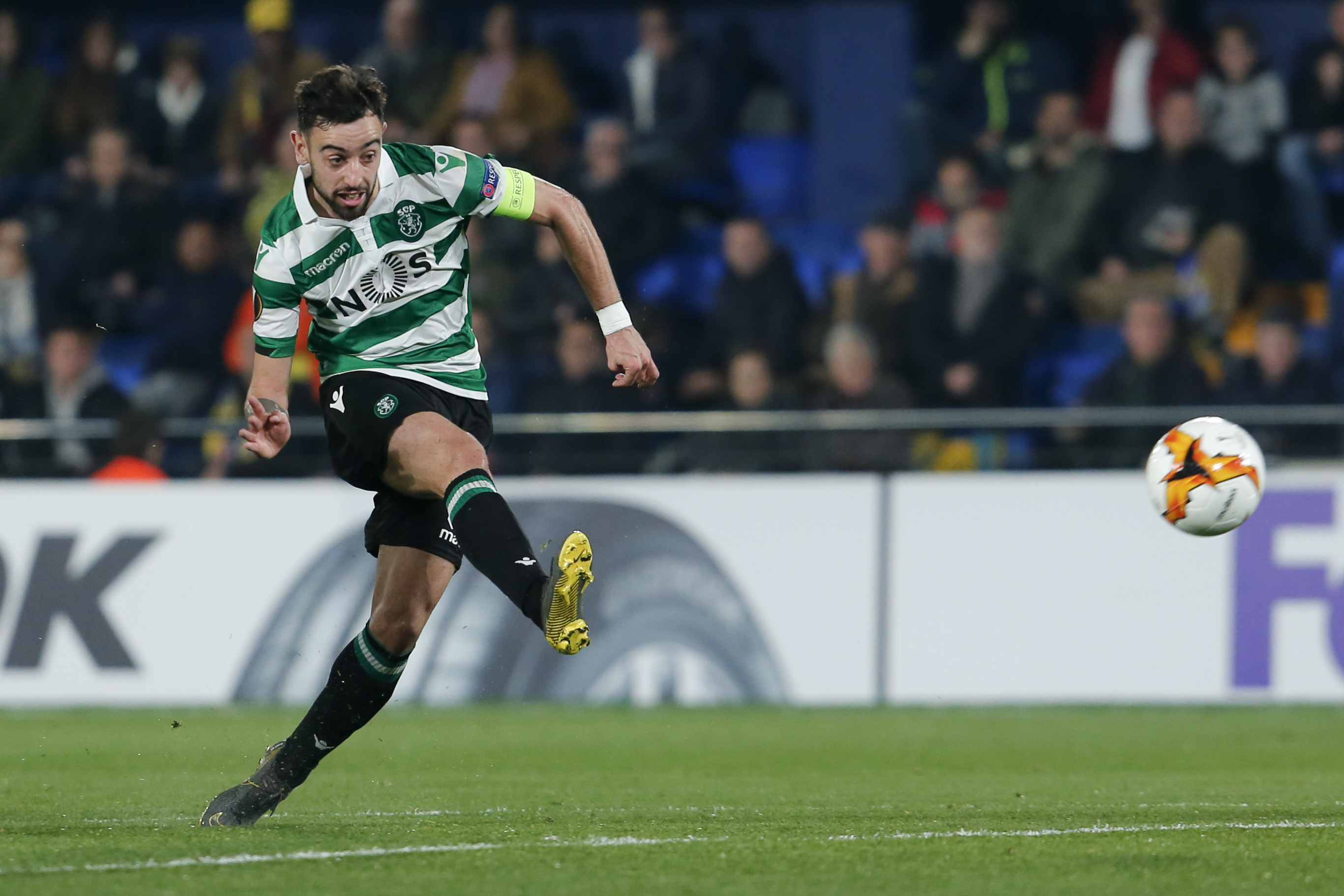 TOPSHOT - Sporting's Portuguese midfielder Bruno Fernandes scores during the UEFA Europa League round of 32 second leg football match between Villarreal CF and Sporting CP at the Ceramica stadium in Villarreal on February 21, 2019. (Photo by PAU BARRENA / AFP) (Photo credit should read PAU BARRENA/AFP/Getty Images)