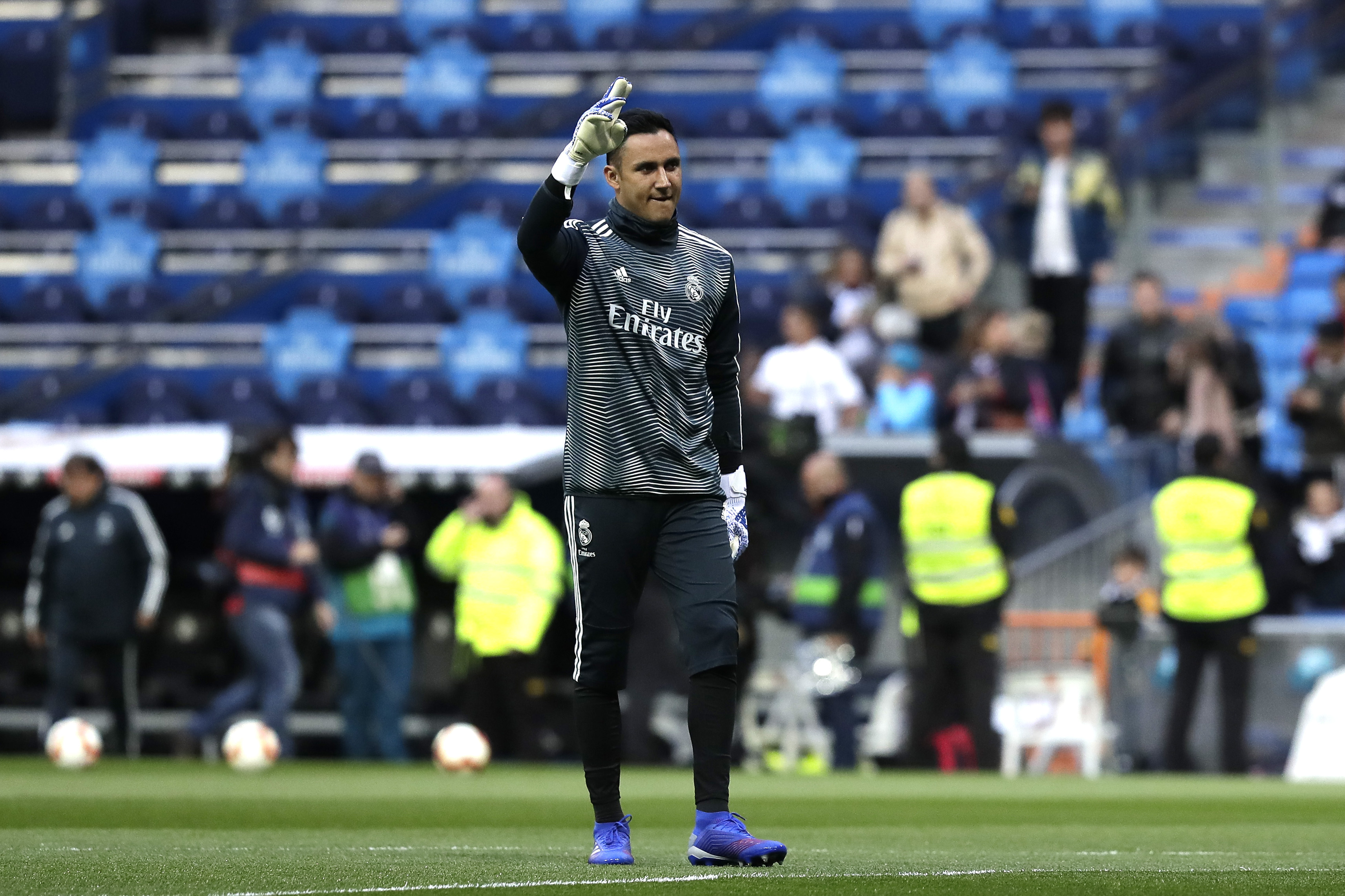 MADRID, SPAIN - MARCH 31: Keylor Navas of Real Madrid waves to fans during the warm up ahead of the La Liga match between Real Madrid CF and SD Huesca at Estadio Santiago Bernabeu on March 31, 2019 in Madrid, Spain. (Photo by Gonzalo Arroyo Moreno/Getty Images)