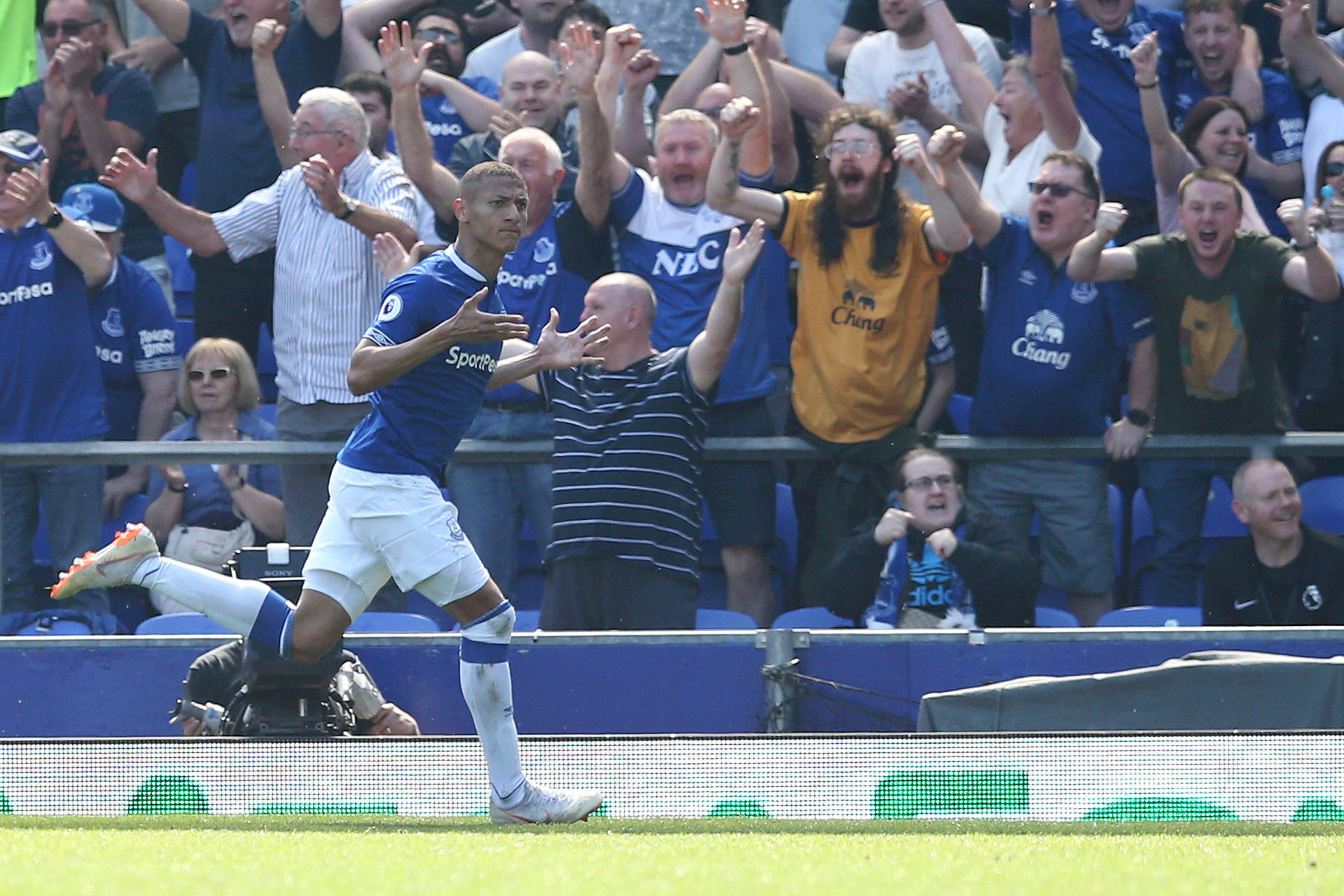 LIVERPOOL, ENGLAND - APRIL 21: Richarlison of Everton celebrates as he scores his team's first goal during the Premier League match between Everton FC and Manchester United at Goodison Park on April 21, 2019 in Liverpool, United Kingdom. (Photo by Jan Kruger/Getty Images)