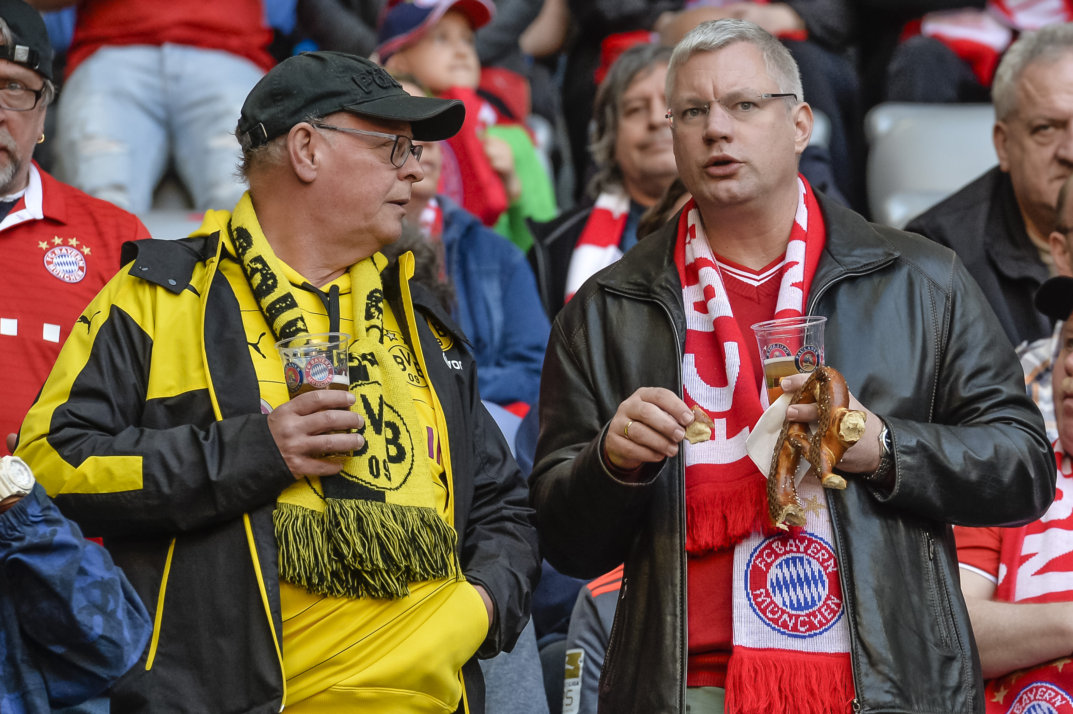A Dortmund and a Bayern Munich fan chat prior to the German first division Bundesliga football match FC Bayern Munich v BVB Borussia Dortmund in Munich, southern Germany, on April 8, 2017. / AFP PHOTO / Guenter SCHIFFMANN / RESTRICTIONS: DURING MATCH TIME: DFL RULES TO LIMIT THE ONLINE USAGE TO 15 PICTURES PER MATCH AND FORBID IMAGE SEQUENCES TO SIMULATE VIDEO. == RESTRICTED TO EDITORIAL USE == FOR FURTHER QUERIES PLEASE CONTACT DFL DIRECTLY AT + 49 69 650050
(Photo credit should read GUENTER SCHIFFMANN/AFP/Getty Images)