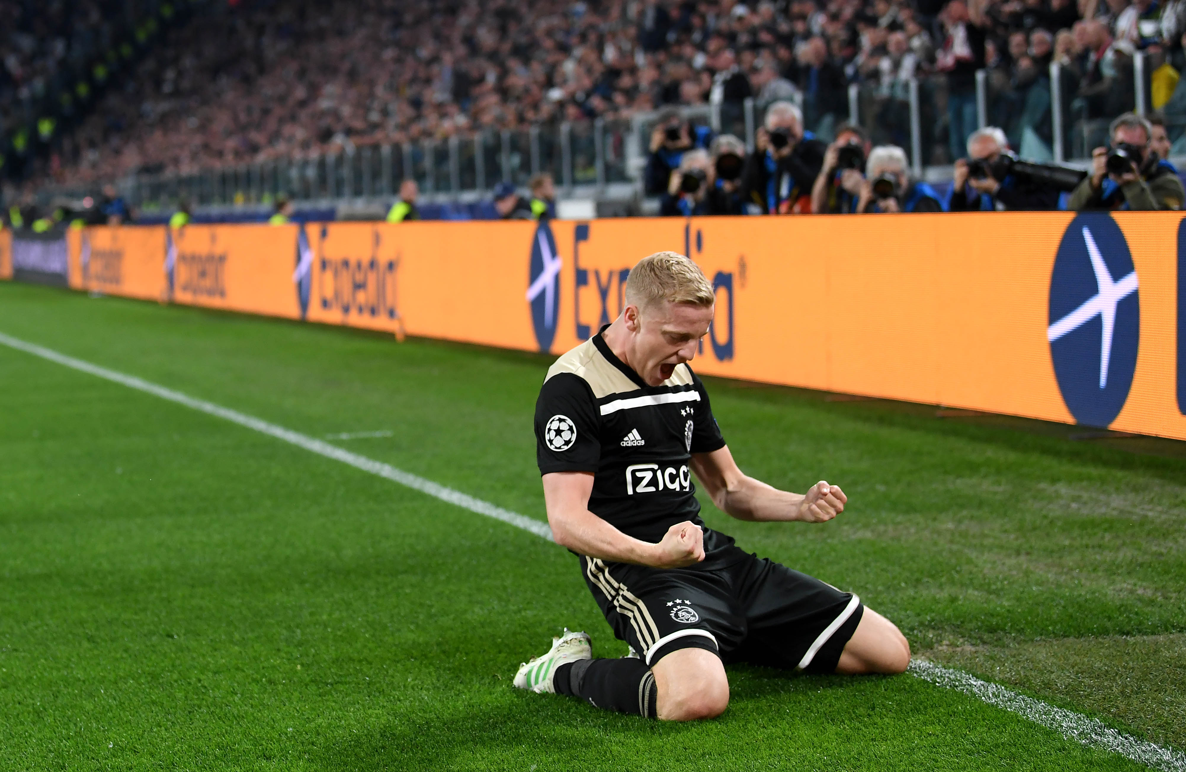TURIN, ITALY - APRIL 16: Donny van de Beek of Ajax celebrates after scoring a goal during the UEFA Champions League Quarter Final second leg match between Juventus and Ajax at Allianz Stadium on April 16, 2019 in Turin, Italy. (Photo by Stuart Franklin/Getty Images)