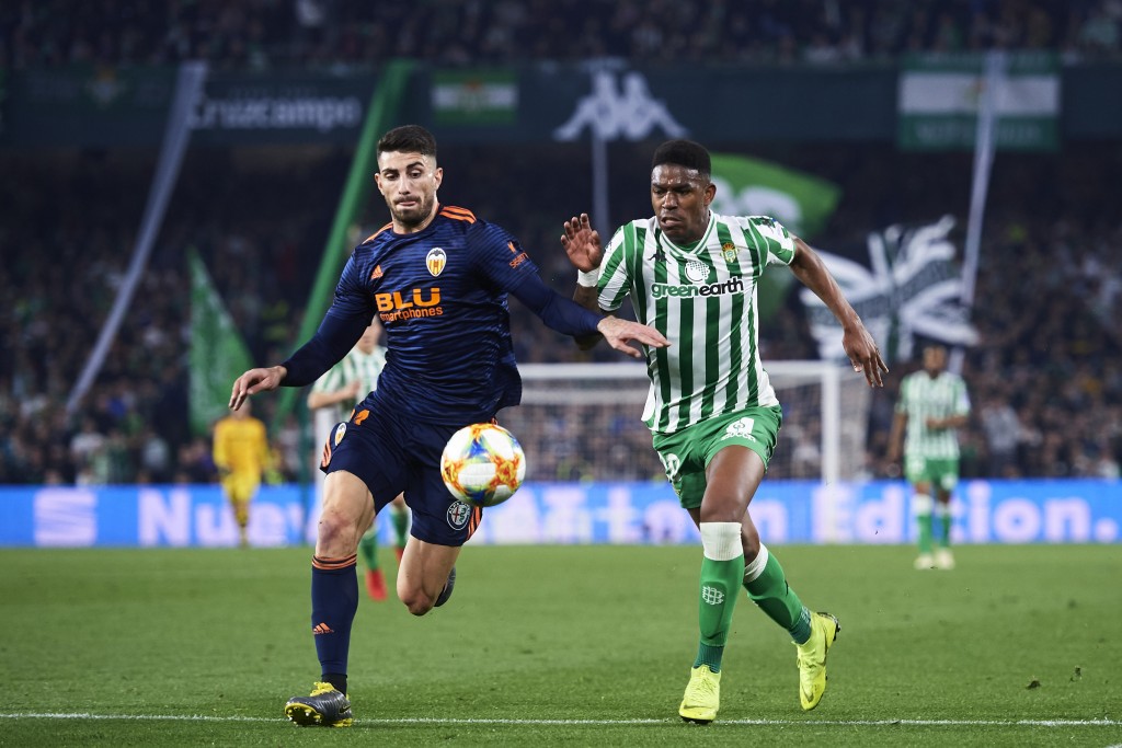 The suitors keep on coming for Junior Firpo (R). (Photo by Aitor Alcalde/Getty Images)
