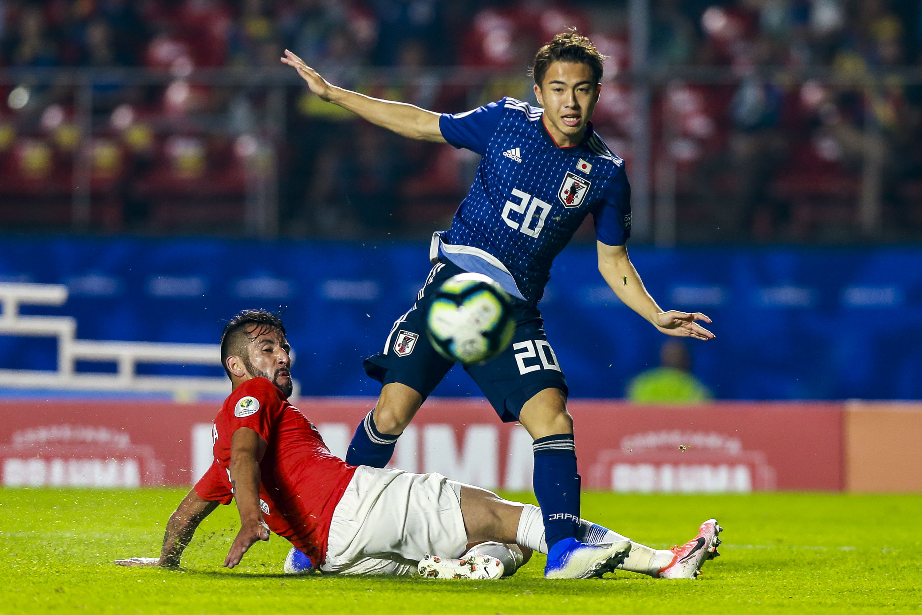 SAO PAULO, BRAZIL - JUNE 17: Hiroki Abe of Japan competes for the ball against Guillermo Maripan of Chile during the Copa America Brazil 2019 group C match between Japan and Chile at Morumbi Stadium on June 17, 2019 in Sao Paulo, Brazil. (Photo by Alessandra Cabral/Getty Images)