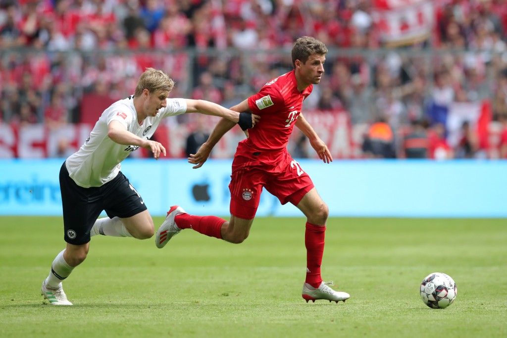 MUNICH, GERMANY - MAY 18: Martin Hinteregger of Eintracht Frankfurt battles for possession with Thomas Mueller of Bayern Munich during the Bundesliga match between FC Bayern Muenchen and Eintracht Frankfurt at Allianz Arena on May 18, 2019 in Munich, Germany. (Photo by Alexander Hassenstein/Bongarts/Getty Images)