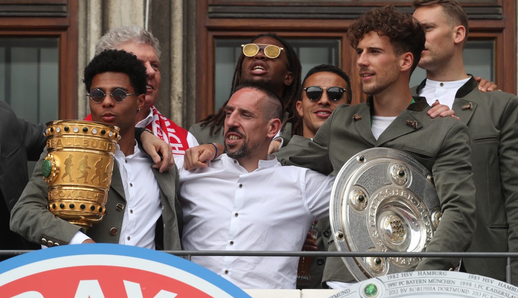 MUNICH, GERMANY - MAY 26: Serge Gnabry, Munich mayor Dieter Reiter, Renato Sanches, Franck Ribery, Thiago, Leon Goretzka and goalkeeper Manuel Neuer (L-R) of FC Bayern Muenchen celebrate winning the Bundesliga title and the German Cup title for the season 2018/19 on the balcony of the town hall at Marienplatz on May 26, 2019 in Munich, Germany. (Photo by Alexandra Beier/Bongarts/Getty Images)