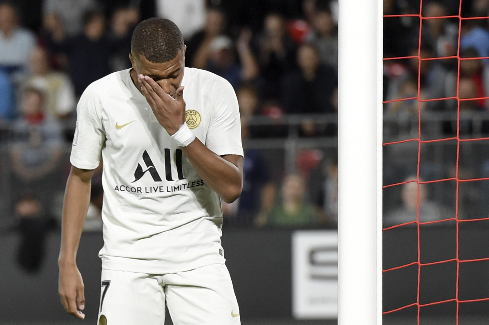 Real Madrid move off? (Photo by Sebastien Salom-Gomis/AFP/Getty Images)