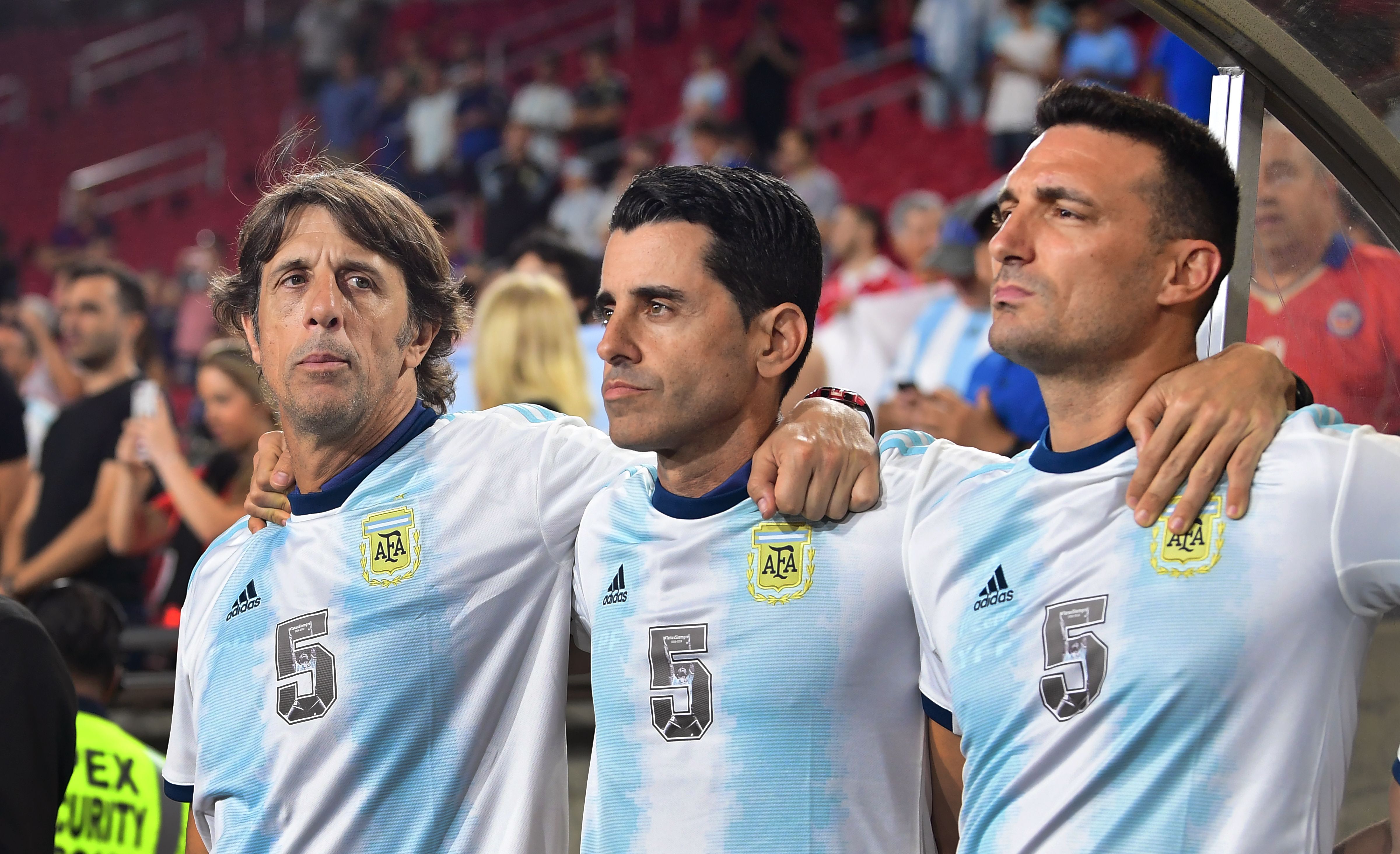 Can Lionel Scaloni (R) & co. get back on track? (Photo by Frederic J. Brown/AFP/Getty Images)