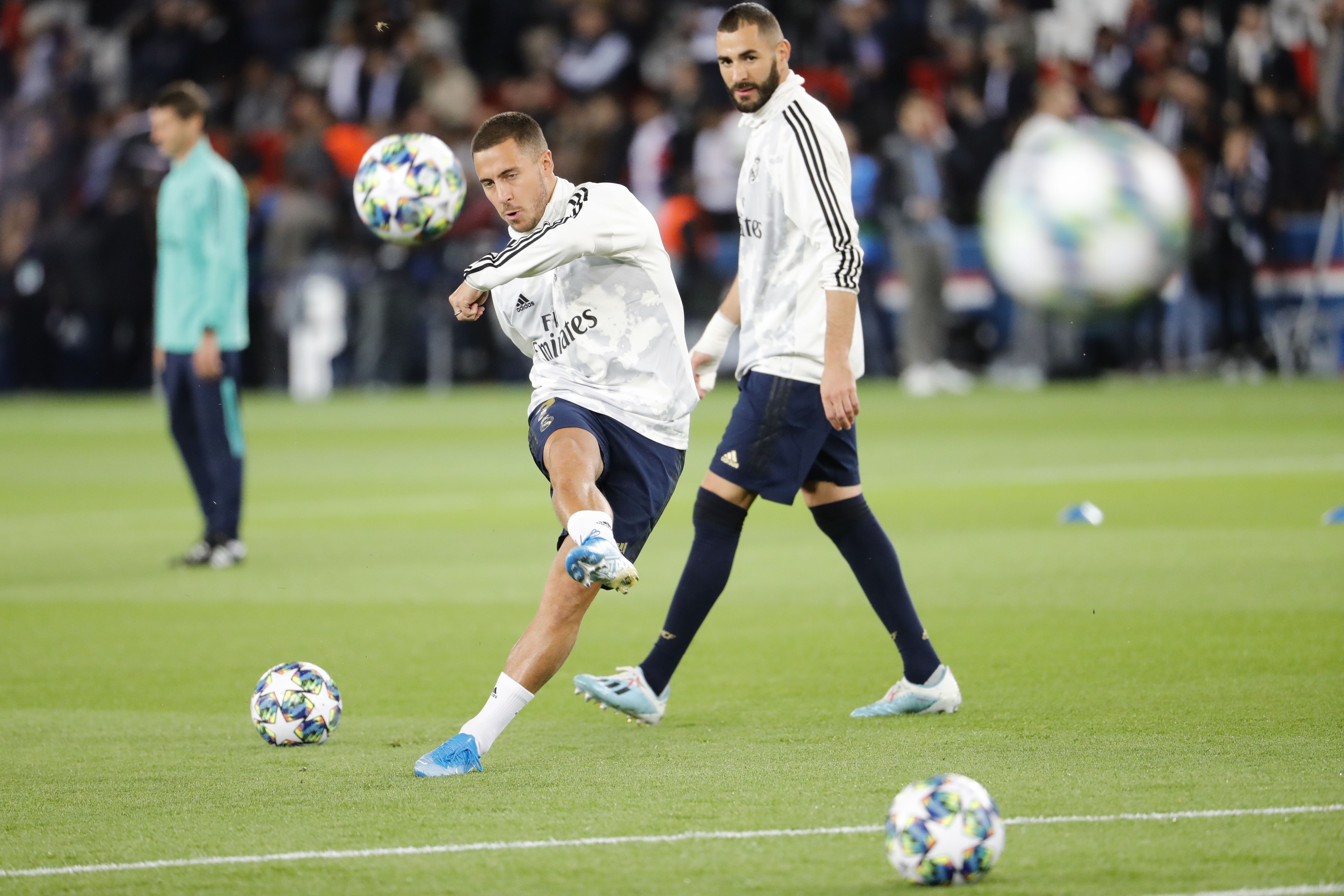 Real Madrid's Belgian forward Eden Hazard controls the ball next to Real Madrid's French forward Karim Benzema during the warm up session prior to the UEFA Champions league Group A football match between Paris Saint-Germain and Real Madrid, at the Parc des Princes stadium, in Paris, on September 18, 2019. (Photo by Thomas SAMSON / AFP) (Photo credit should read THOMAS SAMSON/AFP/Getty Images)