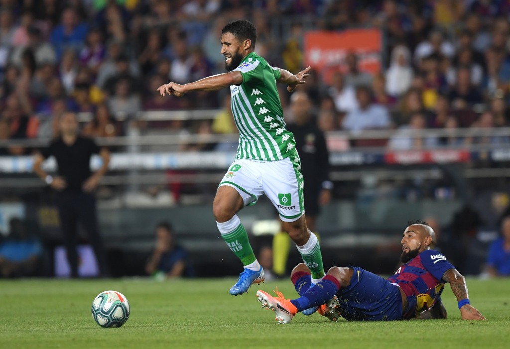 BARCELONA, SPAIN - AUGUST 25: Nabil Fekir of Real Betis is challenged by Arturo Vidal of Barcelona during the Liga match between FC Barcelona and Real Betis at Camp Nou on August 25, 2019 in Barcelona, Spain. (Photo by Alex Caparros/Getty Images)