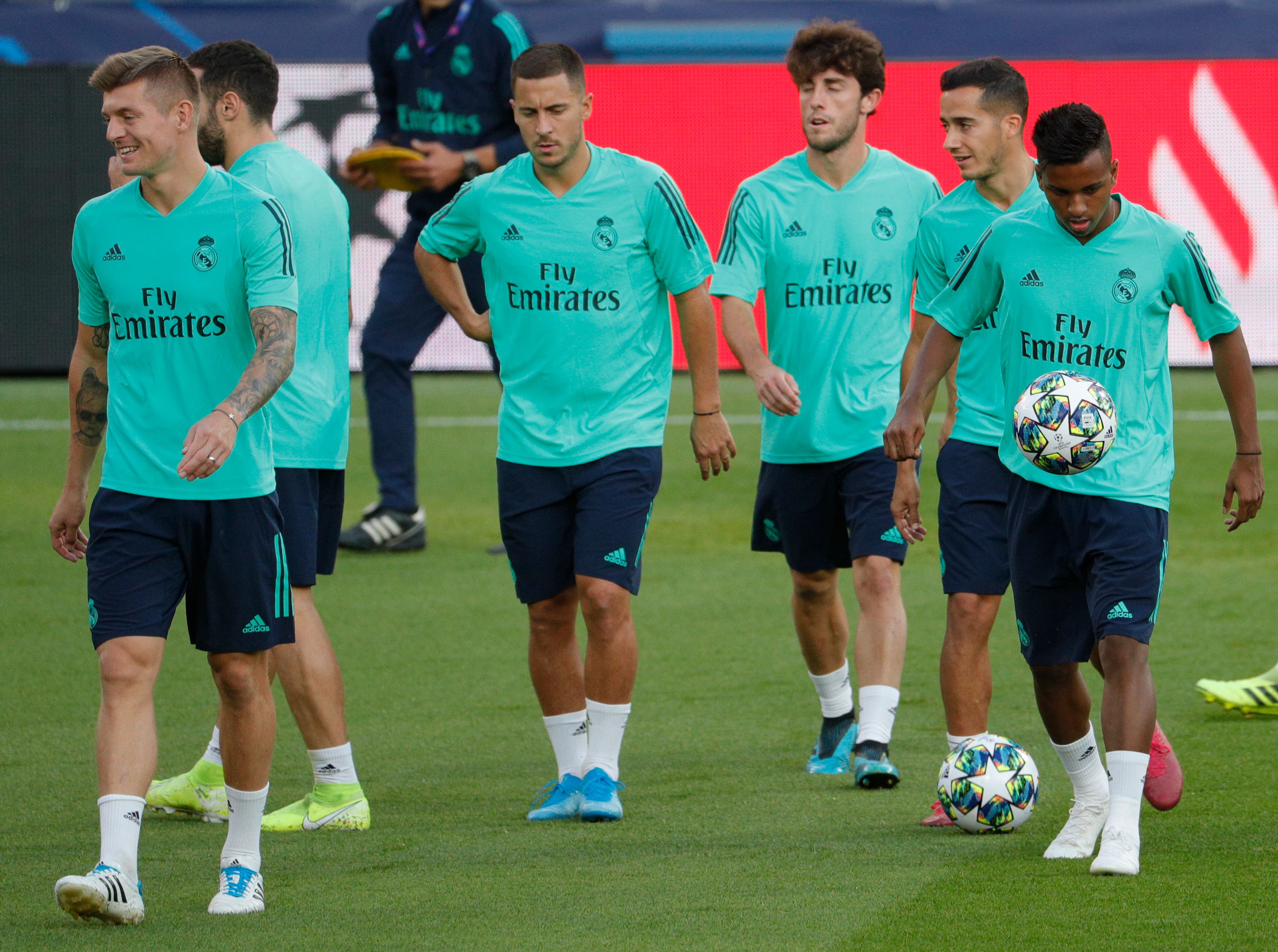 (From L) Real Madrid's German midfielder Toni Kroos, Real Madrid's Belgian forward Eden Hazard, Real Madrid's Spanish defender Alvaro Odriozola, Real Madrid's Spanish forward Lucas Vazquez and Real Madrid's Brazilian forward Vinicius Junior attend a training session on the eve of the UEFA Champions League Group A football match between Paris Saint-Germain and Real Madrid CF at the Parc des Princes stadium in Paris on September 17, 2019. (Photo by GEOFFROY VAN DER HASSELT / AFP) (Photo credit should read GEOFFROY VAN DER HASSELT/AFP/Getty Images)