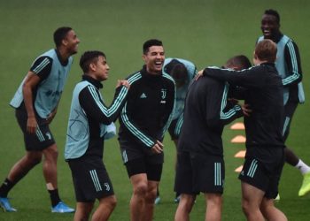 Juventus' Portuguese forward Cristiano Ronaldo (C) jokes with Juventus' Argentine forward Paulo Dybala (2ndL) and teammates during a training session on October 21, 2019 at the Juventus Continassa Training Center in Turin, on the eve of Juventus' UEFA Champions League stage Group D match against Lokomotiv Moscow. (Photo by Marco Bertorello / AFP) (Photo by MARCO BERTORELLO/AFP via Getty Images)