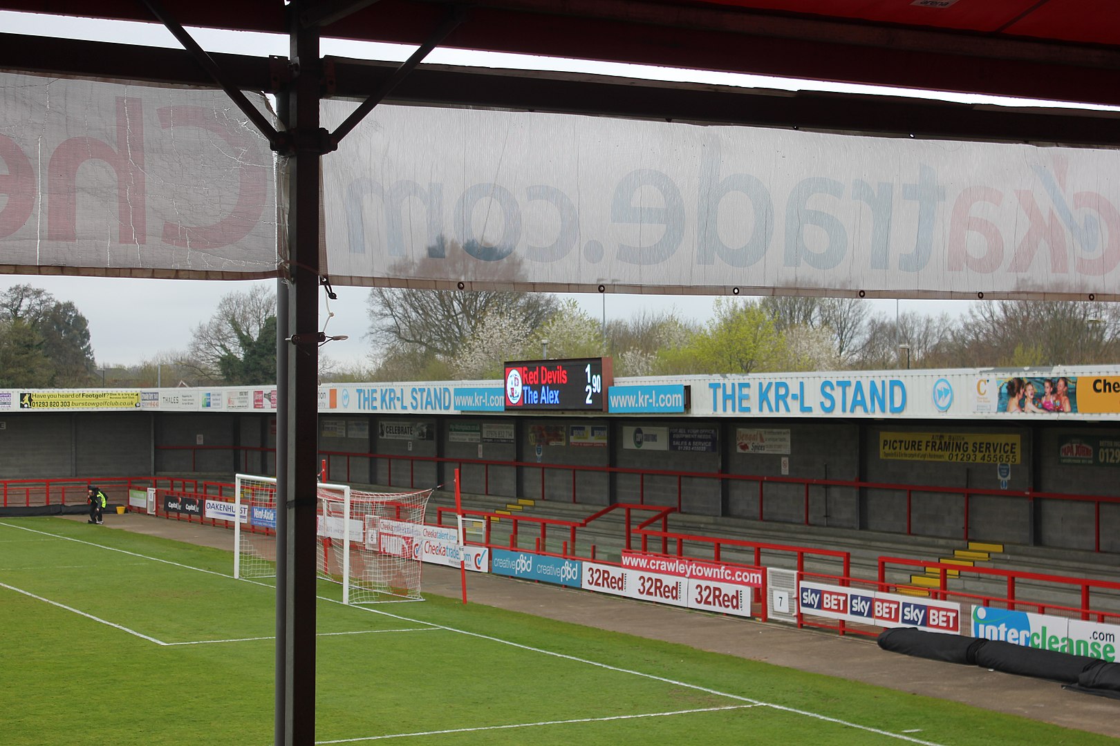 By Paul Wilkinson from London, United Kingdom - At the CheckaTrade stadium, CC BY 2.0, https://commons.wikimedia.org/w/index.php?curid=97379722