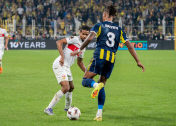 Lorenz Assignon VfB Stuttgart, 22 im Duell mit Archie Brown Fenerbahce Istanbul, 03, TUR, Fenerbahce Istanbul vs. VfB Stuttgart, Fussball, UEFA Europa League, Spieltag 3, Spielzeit 2025/2026, 23.10.2025, TUR, Fenerbahce Istanbul vs. VfB Stuttgart, Fussball, UEFA Europa League, Spieltag 3, Spielzeit 2025/2026, 23.10.2025, Istanbul *** Lorenz Assignon VfB Stuttgart, 22 in duel with Archie Brown Fenerbahce Istanbul, 03 , TUR, Fenerbahce Istanbul vs VfB Stuttgart, Football, UEFA Europa League, Matchday 3, 2025 2026 season, 23 10 2025, TUR, Fenerbahce Istanbul vs VfB Stuttgart, Football, UEFA Europa League, Matchday 3, 2025 2026 season, 23 10 2025, Istanbul Copyright: xEibner-Pressefoto/EdwardxCheungx EP_ECG