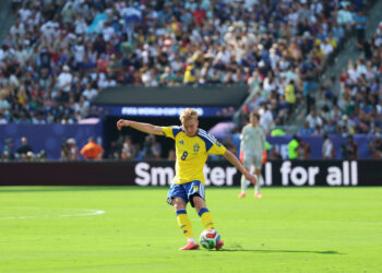 June 30, 2026, East Rutherford, New Jersey, USA: Sweden defender Daniel Svensson 8 kicks the ball during the June 30th FIFA World Cup, WM, Weltmeisterschaft, Fussball 2026 matchup between France and Sweden at MetLife Stadium in East Rutherford, New Jersey. East Rutherford USA - ZUMAs325 20260630_zsp_s325_118 Copyright: xJessxStilesx