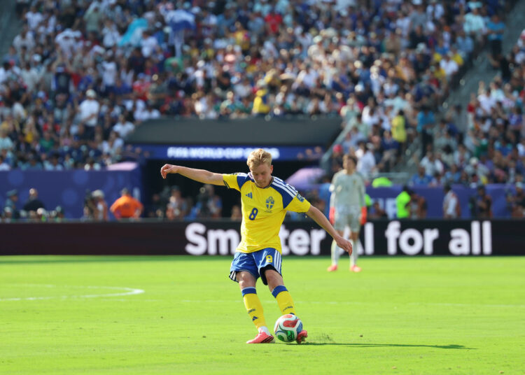 June 30, 2026, East Rutherford, New Jersey, USA: Sweden defender Daniel Svensson 8 kicks the ball during the June 30th FIFA World Cup, WM, Weltmeisterschaft, Fussball 2026 matchup between France and Sweden at MetLife Stadium in East Rutherford, New Jersey. East Rutherford USA - ZUMAs325 20260630_zsp_s325_118 Copyright: xJessxStilesx