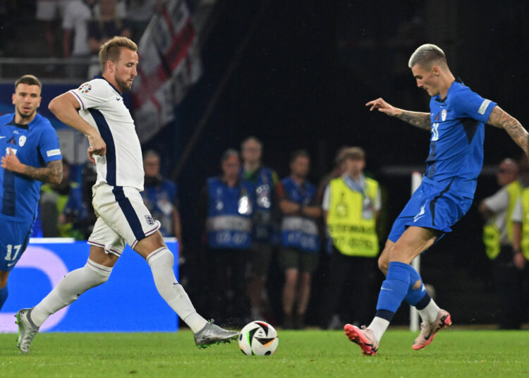 25.06.2024, xsltx, Fussball EM 2024, England - Slowenien emspor, v.l. Harry Kane England, Benjamin Sesko Slowenien DFL/DFB REGULATIONS PROHIBIT ANY USE OF PHOTOGRAPHS as IMAGE SEQUENCES and/or QUASI-VIDEO Köln *** 25 06 2024, xsltx, Football EM 2024, England Slovenia emspor, v l Harry Kane England , Benjamin Sesko Slovenia DFL DFB REGULATIONS PROHIBIT ANY USE OF PHOTOGRAPHS as IMAGE SEQUENCES and or QUASI VIDEO Köln
