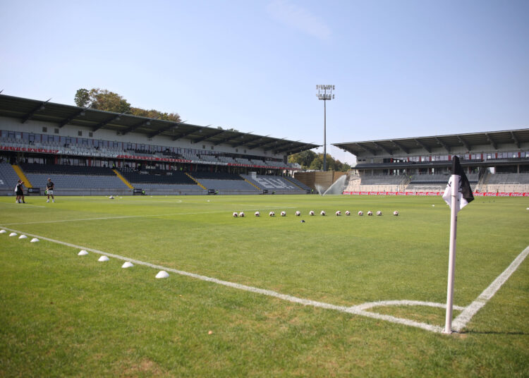 15.08.2026, Fussball, Herren, Testspiel, Saison 2026/2027, SV 07 Elversberg - FC Lorient, Die Ursapharm-Arena an der Kaiserlinde vor dem Spiel, Eckfahne Elversberg Ursapharm-Arena an der Kaiserlinde Saarland Deutschland DEU *** August 15, 2026, Soccer, Men s, Friendly Match, 20262027 Season, SV 07 Elversberg vs. FC Lorient, The Ursapharm Arena at Kaiserlinde before the game, Corner flag at the Ursapharm Arena in Elversberg at Kaiserlinde, Saarland, Germany, DEU Copyright: xFabianxKleerx