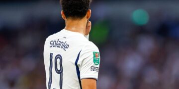 The Carabao Cup EFL sleeve patch of Dominic Solanke of Tottenham Hotspur Tottenham Hotspur v Charlton Athletic, EFL Carabao Cup, Second Round, Football, Tottenham Hotspur Stadium, London, UK - 26 Aug 2026London Tottenham Hotspur Stadium United Kingdom EDITORIAL USE ONLY No use with unauthorised audio, video, data, fixture lists, club/league logos or live services. Online in-match use limited to 120 images, no video emulation. No use in betting, games or single club/league/player publications. PUBLICATIONxINxGERxSUIxAUTxHUNxGRExMLTxCYPxROUxBULxUAExKSAxCHNxDENxINDxITAxPORxESPxSWExTURxMEXxCOLxVENxPERxECUxBRAxARGxCHIxURUxPARxPANxONLY Copyright: xMattxImpey/Shutterstockx 17115050fx